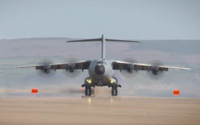 [En images] Un Airbus A400M se pose (très facilement) sur une plage