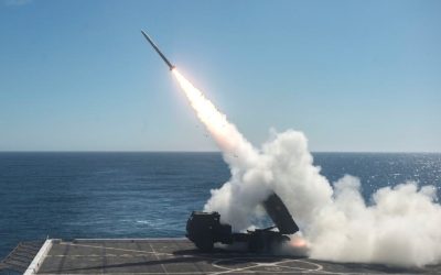 US Navy : Tir de roquette depuis le pont d’un bâtiment amphibie