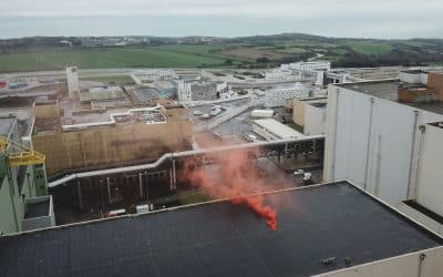 [Vidéo] Avec un drone, Greenpeace déclenche des fumigènes sur le toit de l&rsquo;usine nucléaire d&rsquo;Orano