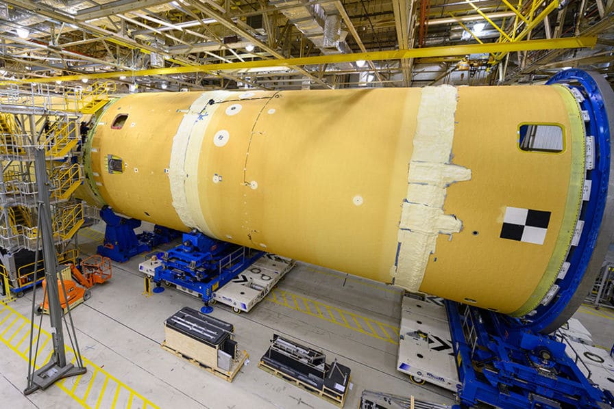 [Sortie d’usine] La NASA et Boeing assemblent la fusée Space Launch System – Sortie d’usine