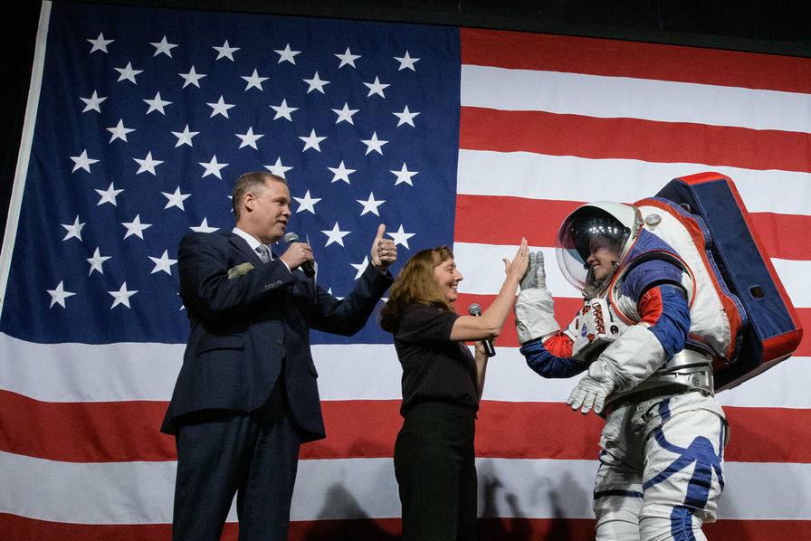 [L’image du jour] La Nasa présente ses nouvelles combinaisons spatiales adaptées aux femmes – L’Usine Aéro