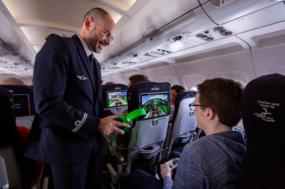 Air France et Latécoère réalisent un premier test de Li-Fi en vol autour d’une compétition Trackmania