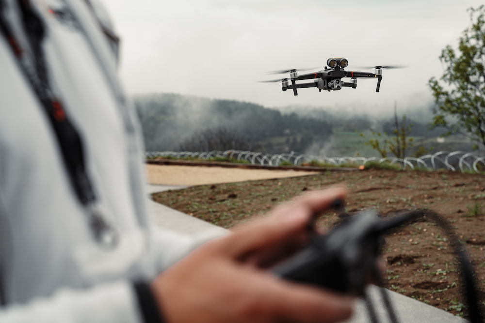 Abot sur les routes pour présenter ses drones professionnels