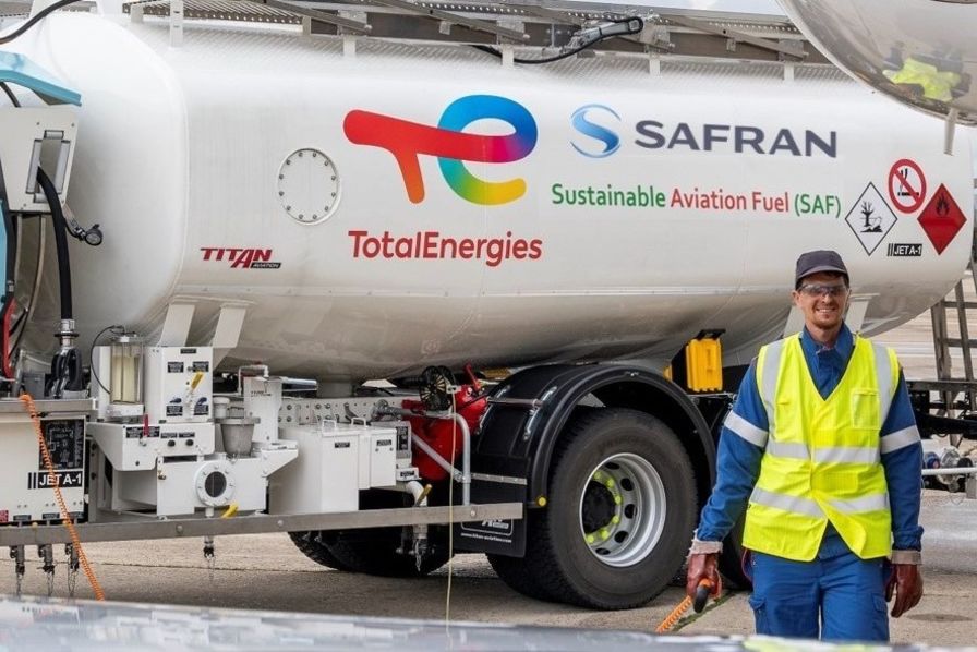 A l’aéroport du Bourget, les avions d’affaires commencent à faire le plein en carburant durable