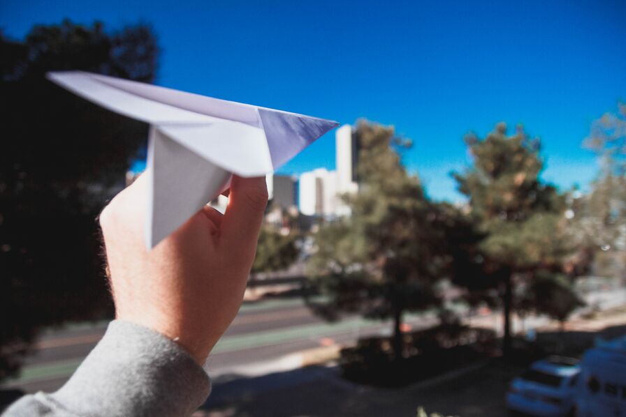 [L’industrie c’est fou] Deux ingénieurs de Boeing ont battu le record du monde de lancer d’avion en papier