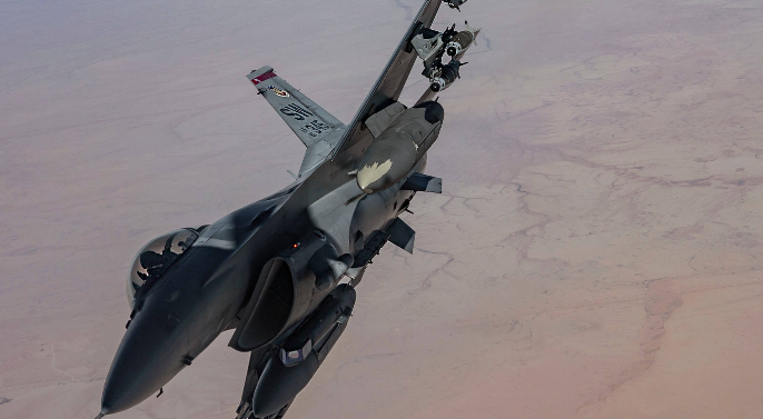 Des F-16 rendus autonomes pour tester les technologies des drones de combat collaboratifs