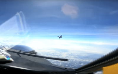 Un chasseur J-16 chinois agresse un avion américain au-dessus de la mer de Chine