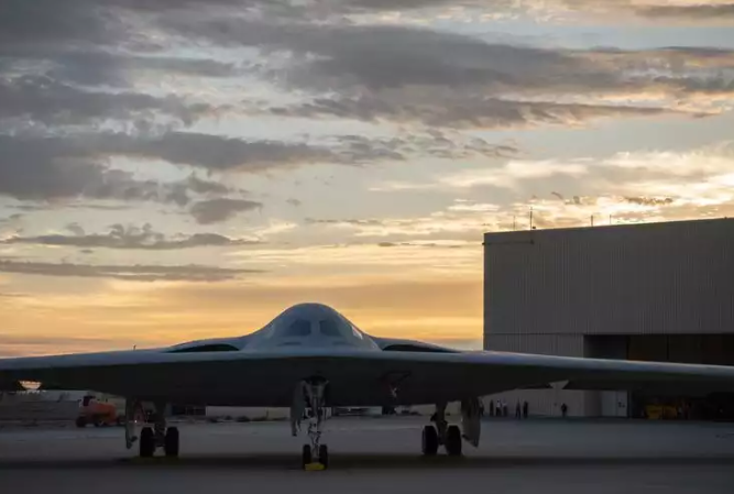 Premier vol du tout nouveau bombardier B-21 Raider