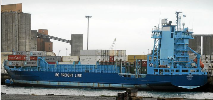 Après une avarie de propulsion, le cargo Aurora remorqué vers Brest par l’Abeille Bourbon