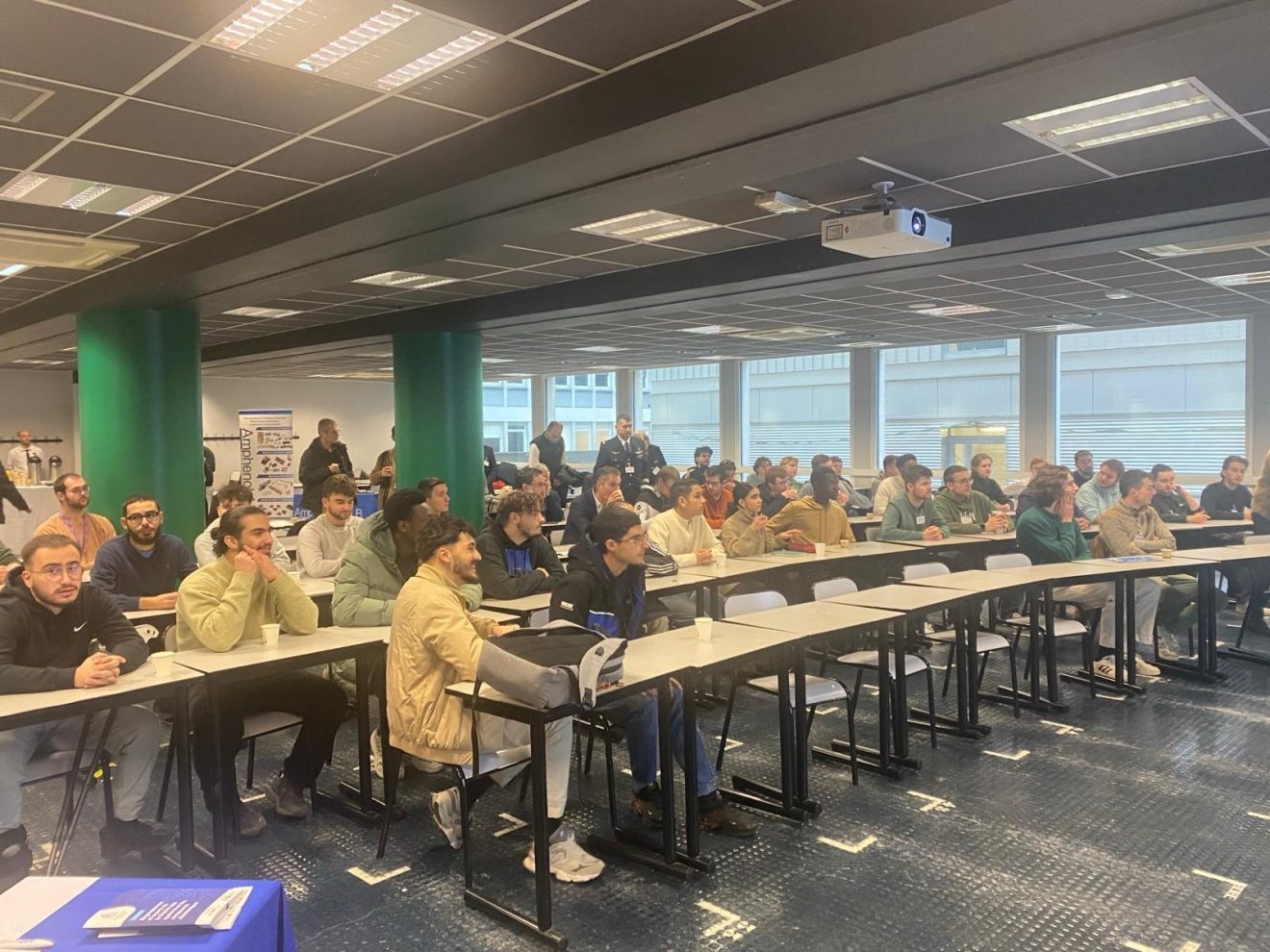 Les entreprises au cœur de la formation des étudiants : exemple avec cette rencontre de professionnels de la connectique à l'IUT