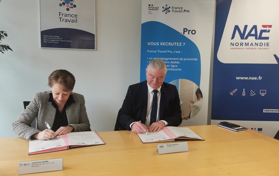 Laurence HURNI, Directrice régionale de France Travail Normandie, et Philippe EUDELINE, Président de NAE, signent la convention de partenariat