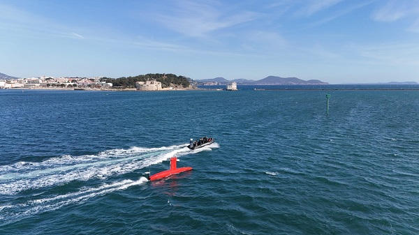 La Marine nationale envisage d’associer un porte-hélicoptères amphibie à des drones de surface