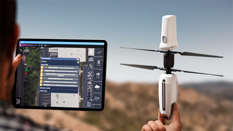Un nano-drone coaxial déployable à la main vole à moins de 250 grammes
