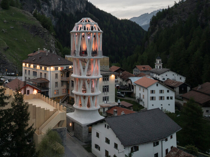 Une tour imprimée en 3D de 30 mètres de haut a été inaugurée à Mulegns, en Suisse.