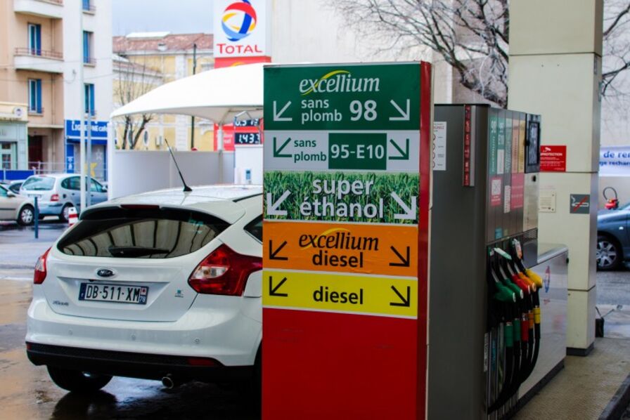 Budget 2026 : Quatre questions sur l’E85 et le B100, ces biocarburants que le gouvernement veut taxer plus
