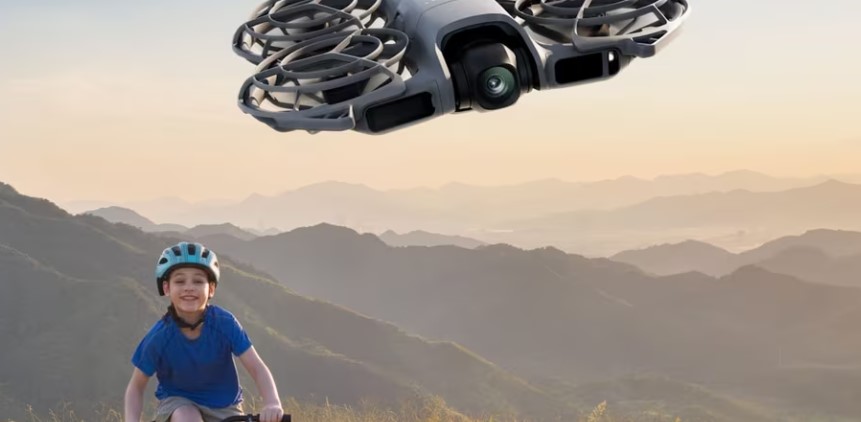 Un geste suffit : DJI lance un drone qui se pilote presque tout seul