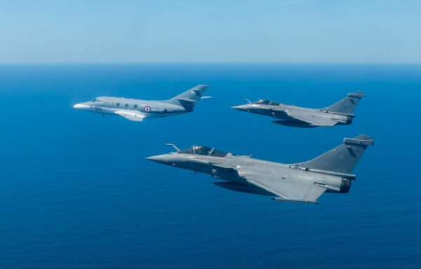 Une formation (mouillée) estampillée Dassault Aviation.