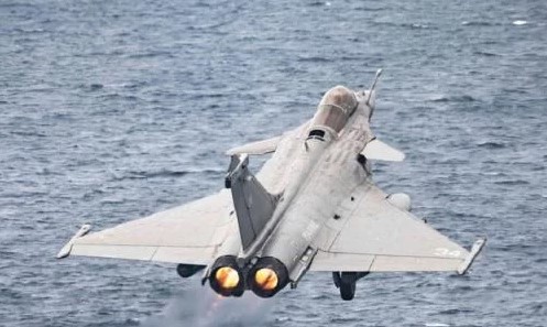 Un chasseur Rafale marine tire pour la première fois un missile air-sol moyenne portée amélioré rénové (ASMPA-R)