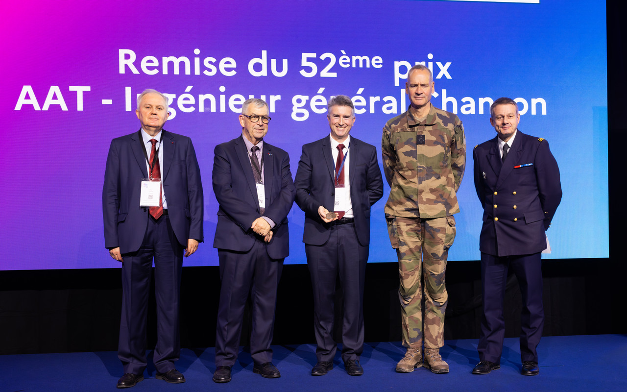 Remise du Prix AAT-Ingénieur général Chanson 2025 : De gauche à droite : le Général Bruno Châtenet, président du jury, Jean Hamiot, président de l'Association de l'armement terrestre, président du Comité pour l'histoire de l'armement terrestre, David Vissière, CEO de Sysnav, le Général Pierre Schill, chef d'Etat major de l'Armée de Terre, Patrick Aufort, directeur de l'Agence de l'innovation de défense (AID).