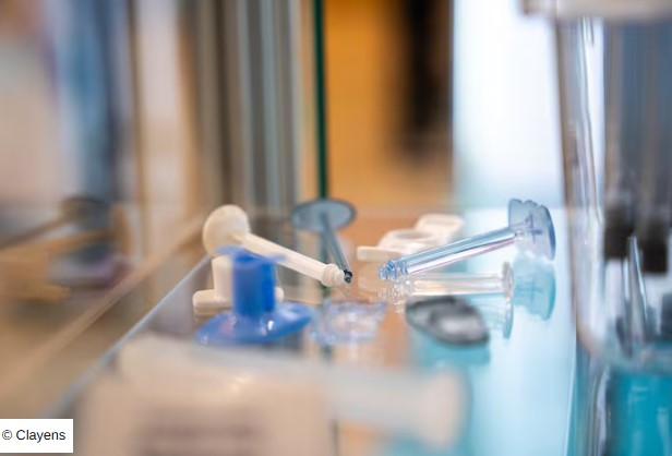 Clayens développe une technologie avancée de texturation pour fonctionnaliser les surfaces plastiques.