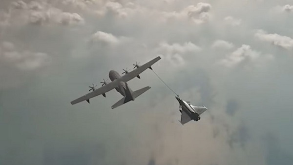 Pour la première fois, un Rafale a été ravitaillé en vol par un KC-130J français
