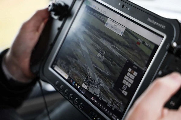 La Royal Navy a réussi à faire communiquer un hélicoptère Wildcat avec des drones via un réseau maillé