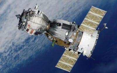 Des plateformes satellitaires, intégrant propulsion, navigation, systèmes de contrôle, intelligence embarquée.