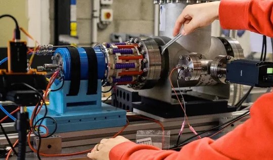 Cette petite entreprise bretonne prépare le premier vol de son engin spatial à propulsion électrique