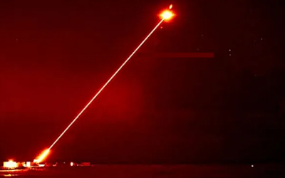 Le Royaume-Uni confirme que les destroyers de la Royal Navy seront équipés dès 2027 de l’arme laser DragonFire, capable de neutraliser des drones volant à plus de 640 km/h, au coût de seulement 13 $ par tir