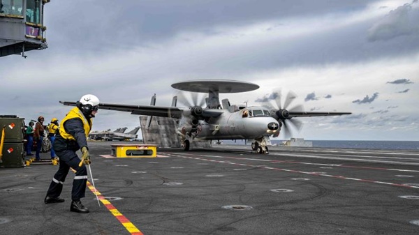 La Marine nationale va garder au moins un avion de guet aérien E-2C Hawkeye jusqu’en 2032
