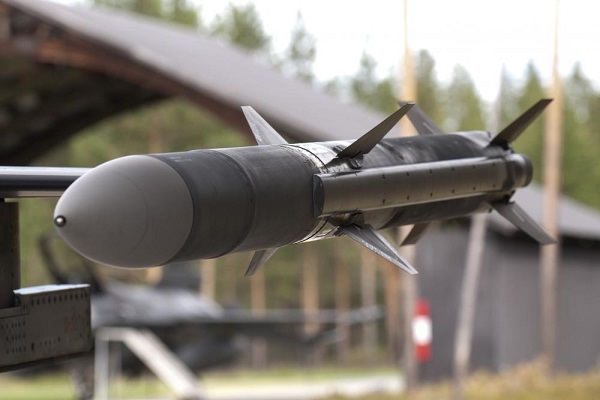 L’américain Raytheon envisagerait de produire des missiles air-air AIM-120 AMRAAM en Belgique