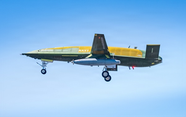 US Navy : Le prototype d’un drone ravitailleur MQ-25 Stingray de série a effectué son premier vol