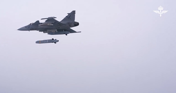 Un Gripen C suédois a tiré un missile de croisière à longue portée KEPD-350 Taurus pour la première fois